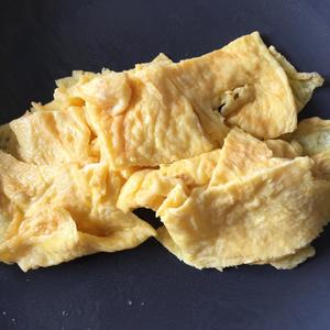 金针菇羊肉卷炖蛋片的做法 步骤2