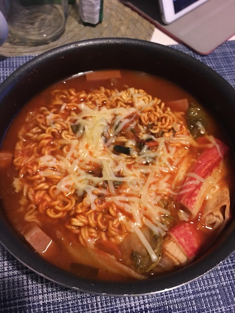 压碎钱会发光做的韩国部队锅拉面锅(超好吃)