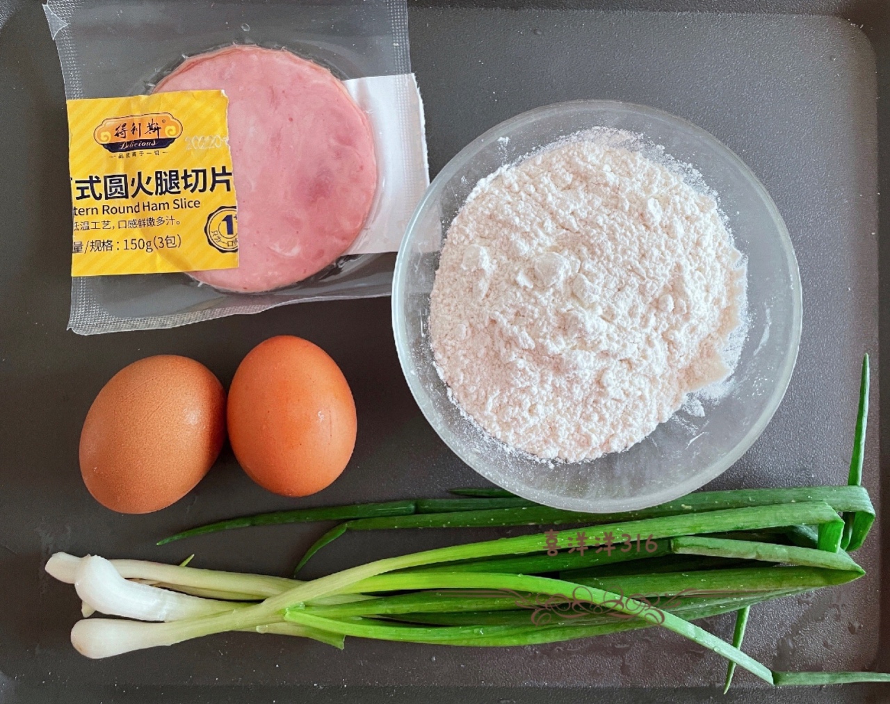 简单又营养的葱花鸡蛋饼的做法 步骤1