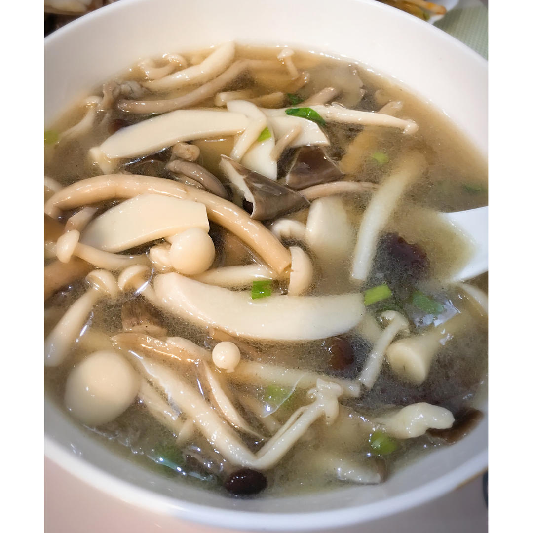 新鲜菌汤（蘑菇汤）