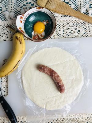 快手早餐 烤箱快手香蕉&烤肠卷的做法 步骤1