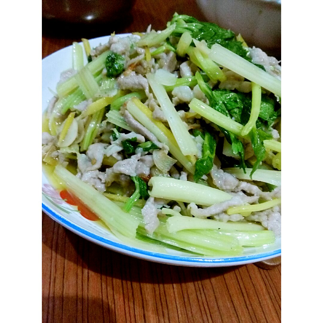 芹菜炒肉
