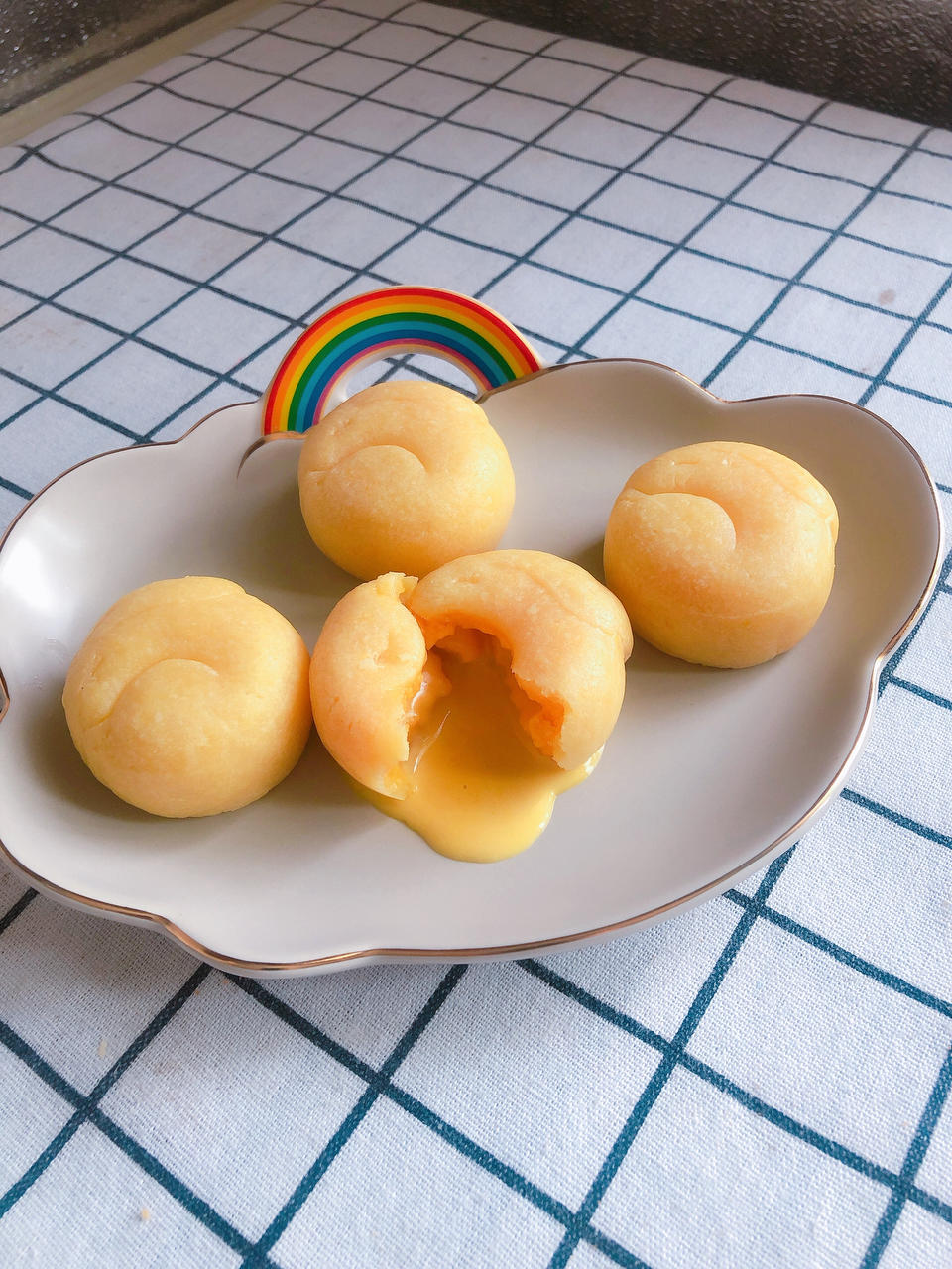 💃奶黄流心月饼——这是可以让你坐稳朋友圈厨霸位置的月饼🥮，没人点赞算我输👎