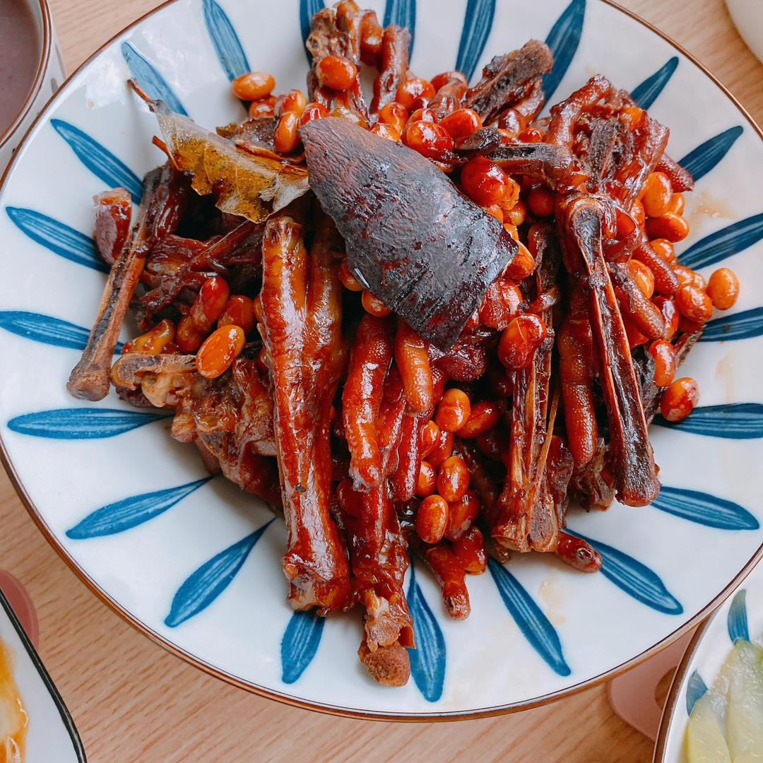 养颜又美味的黄豆焖鸡爪（红烧鸡爪）