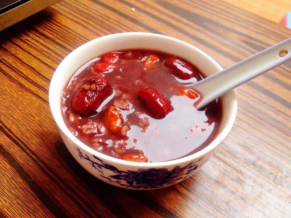 红枣枸杞燕麦血米红糖粥的做法 步骤1