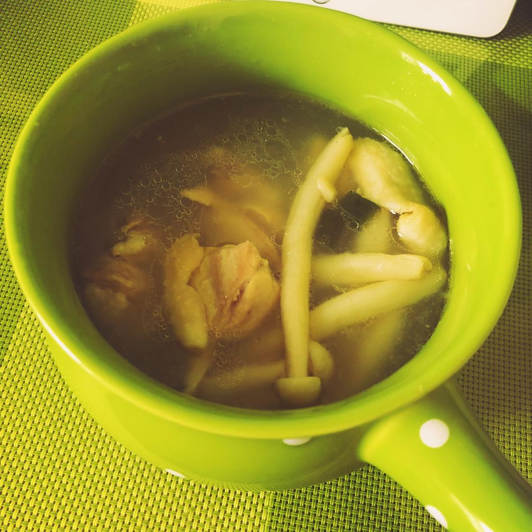 鸡腿菌菇汤