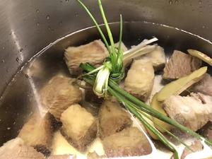 咖喱土豆炖牛腩的做法 步骤2