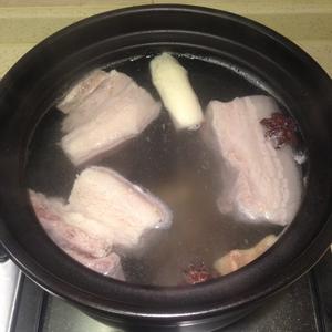 家传超鲜版东北酸菜粉条冻豆腐汆白肉的做法 步骤2