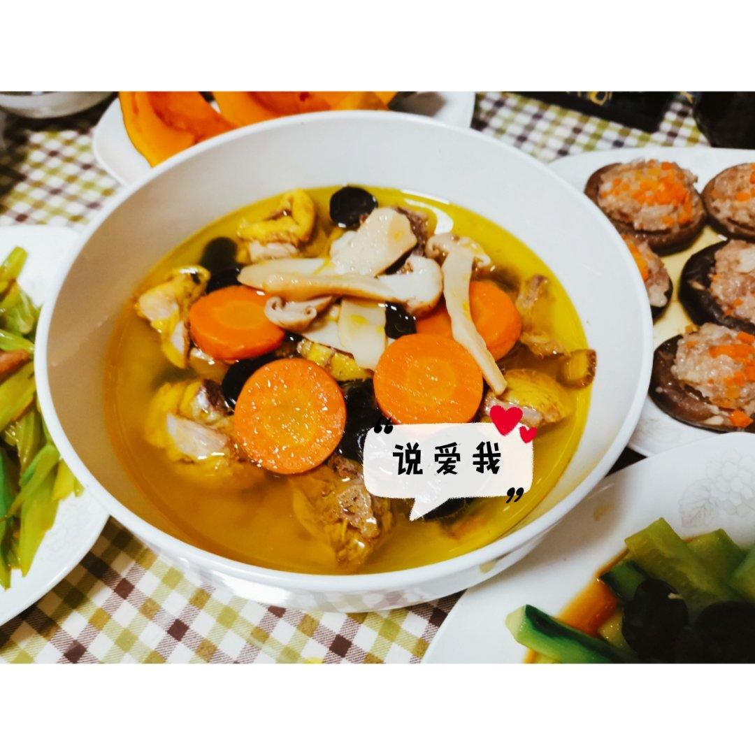 姬松茸竹荪菌菇鸡汤