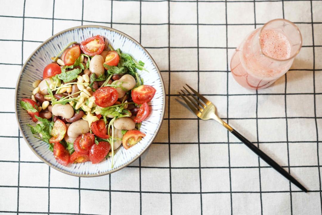 杂豆松仁沙拉配苹果西柚汁的做法