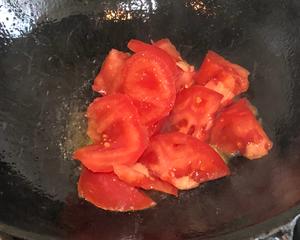鸡蛋西红柿挂面汤 家的味道的做法 步骤2