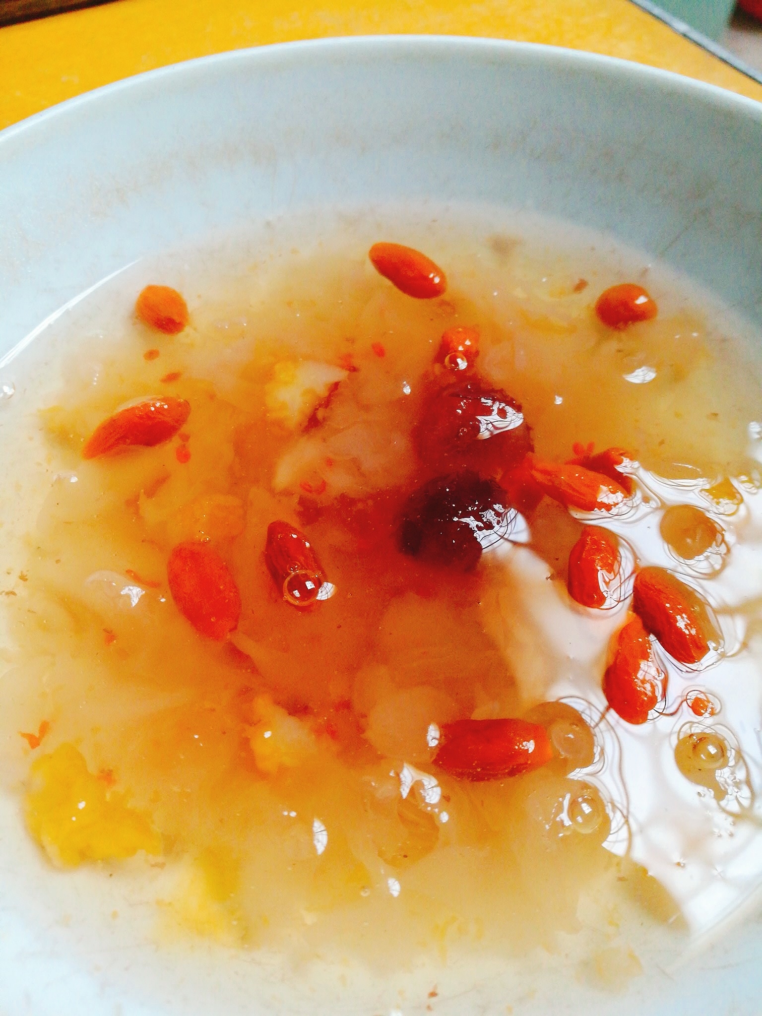 金银耳蔓越莓雪燕桃胶皂角米枸杞羹的做法