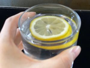 越喝越瘦的夏日美白柠檬水的做法 步骤3