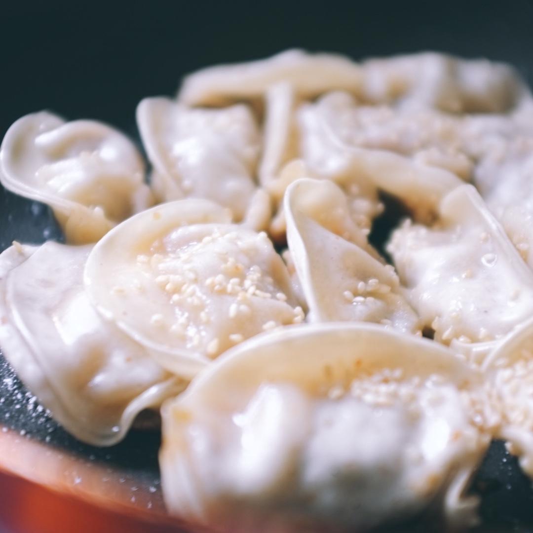 速冻水饺吃腻了吗~变锅贴吧(๑´ڡ`๑)