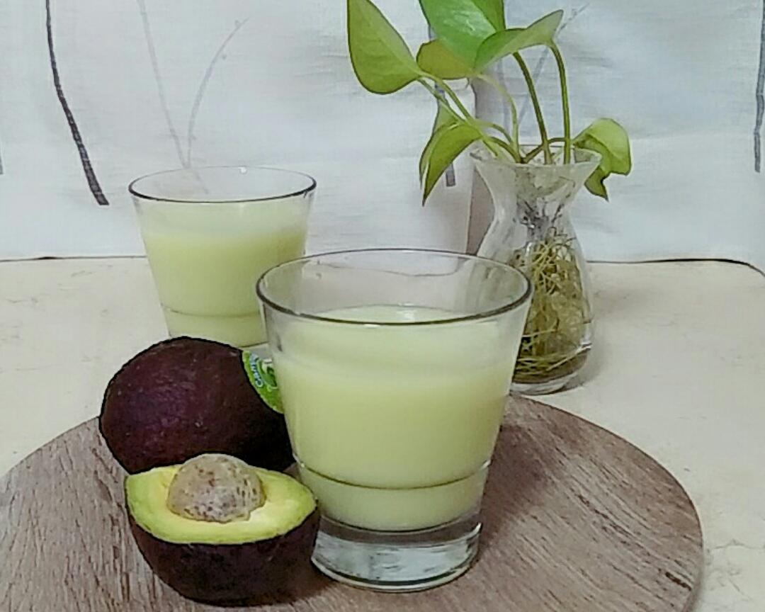 鲜榨果汁～牛油果➕梨（破壁机版）的做法