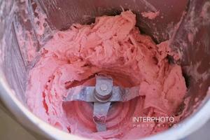 小美草莓🍓冰淇淋的做法 步骤2