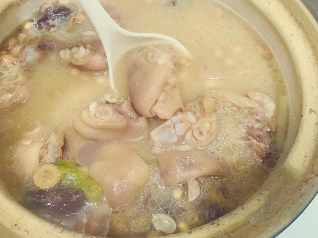 黄豆花生猪脚汤