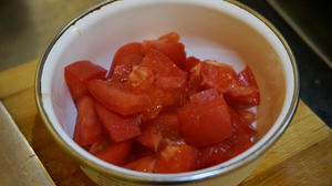 番茄菇香意面的做法 步骤2