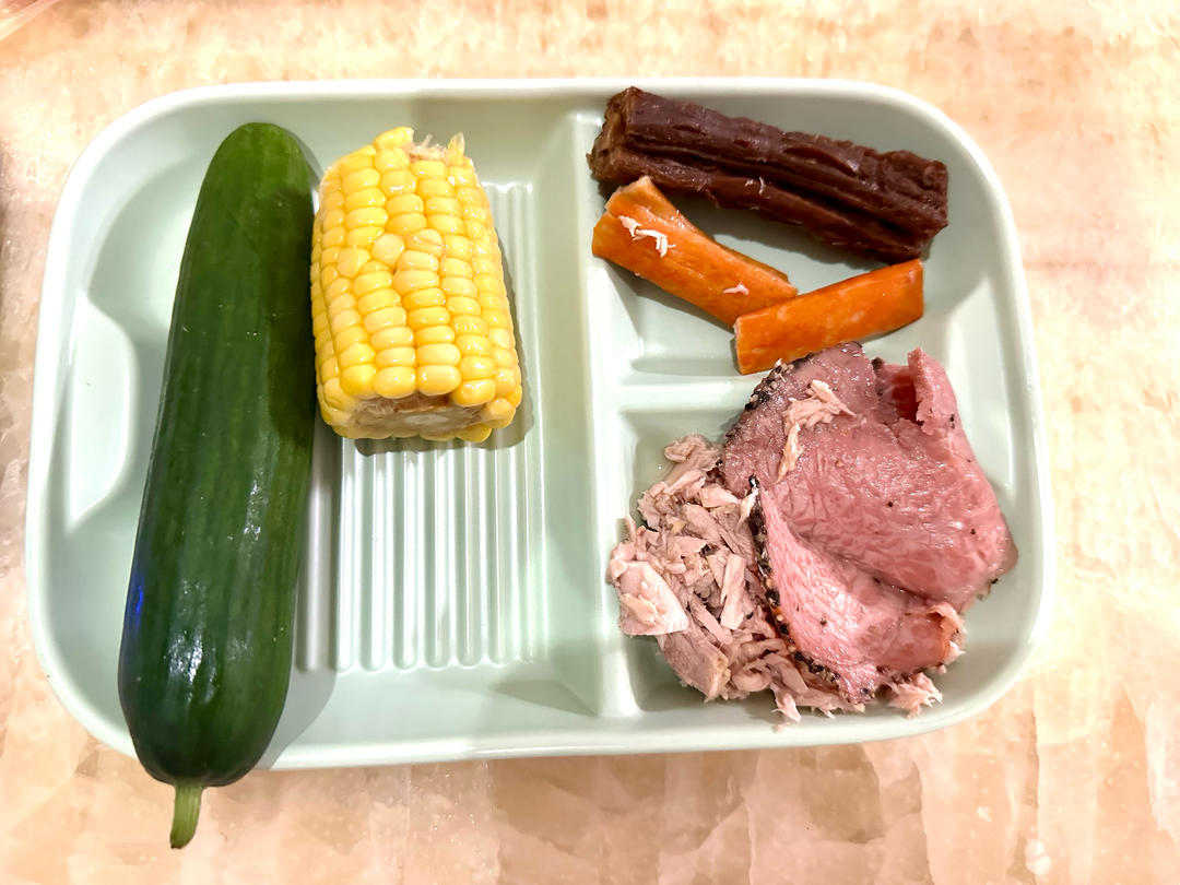 即食牛肉🐮：鸭脖，蟹柳，鱼肉；即食玉米，黄瓜