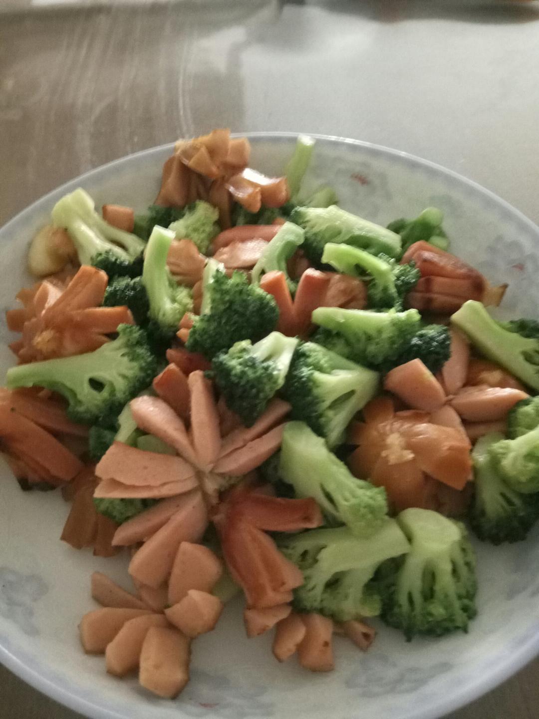 蒜香西兰花炒脆皮肠