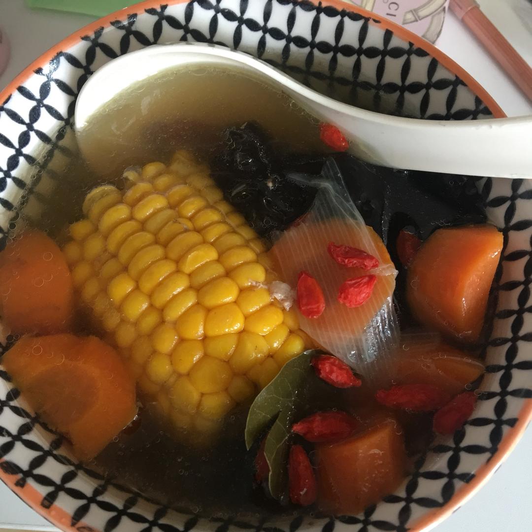 胡萝卜玉米排骨汤