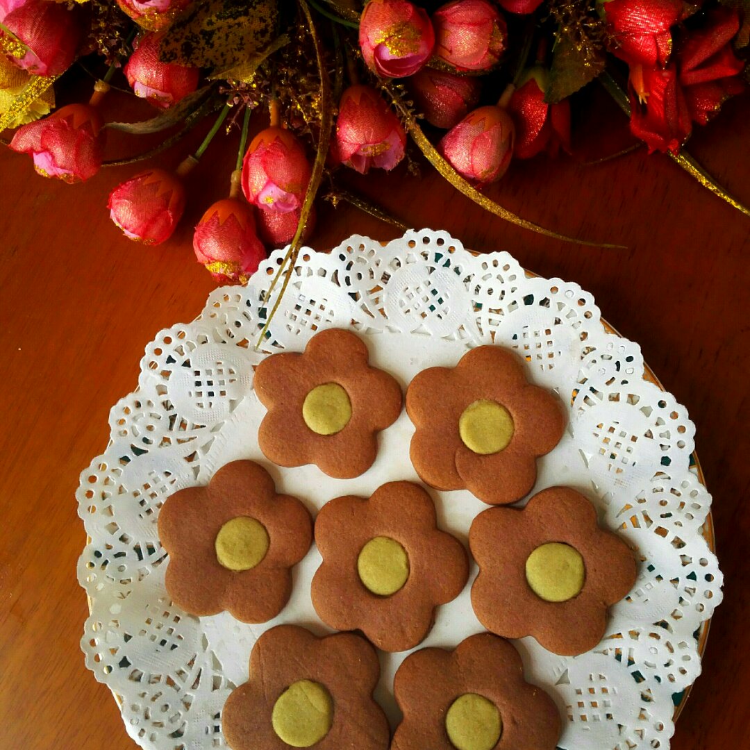 lucy爱烘焙做的双色花朵饼干