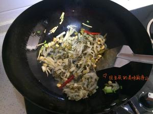 山西酸菜焖馒头的做法 步骤3