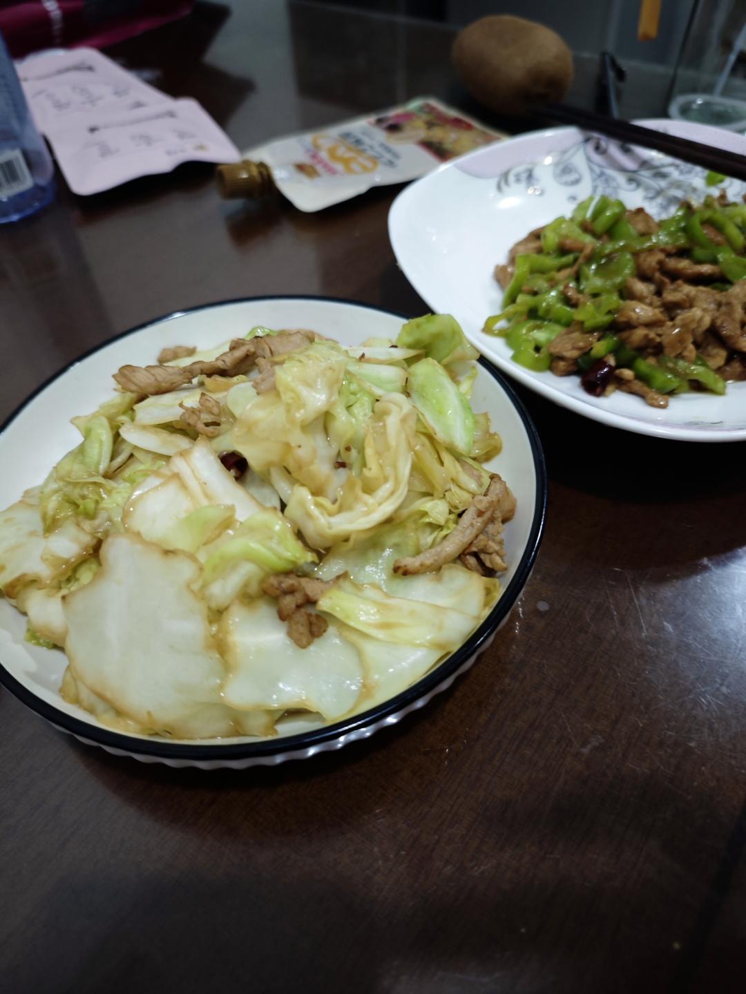 包菜这样炒才下饭，又香又好吃，次次做都光盘