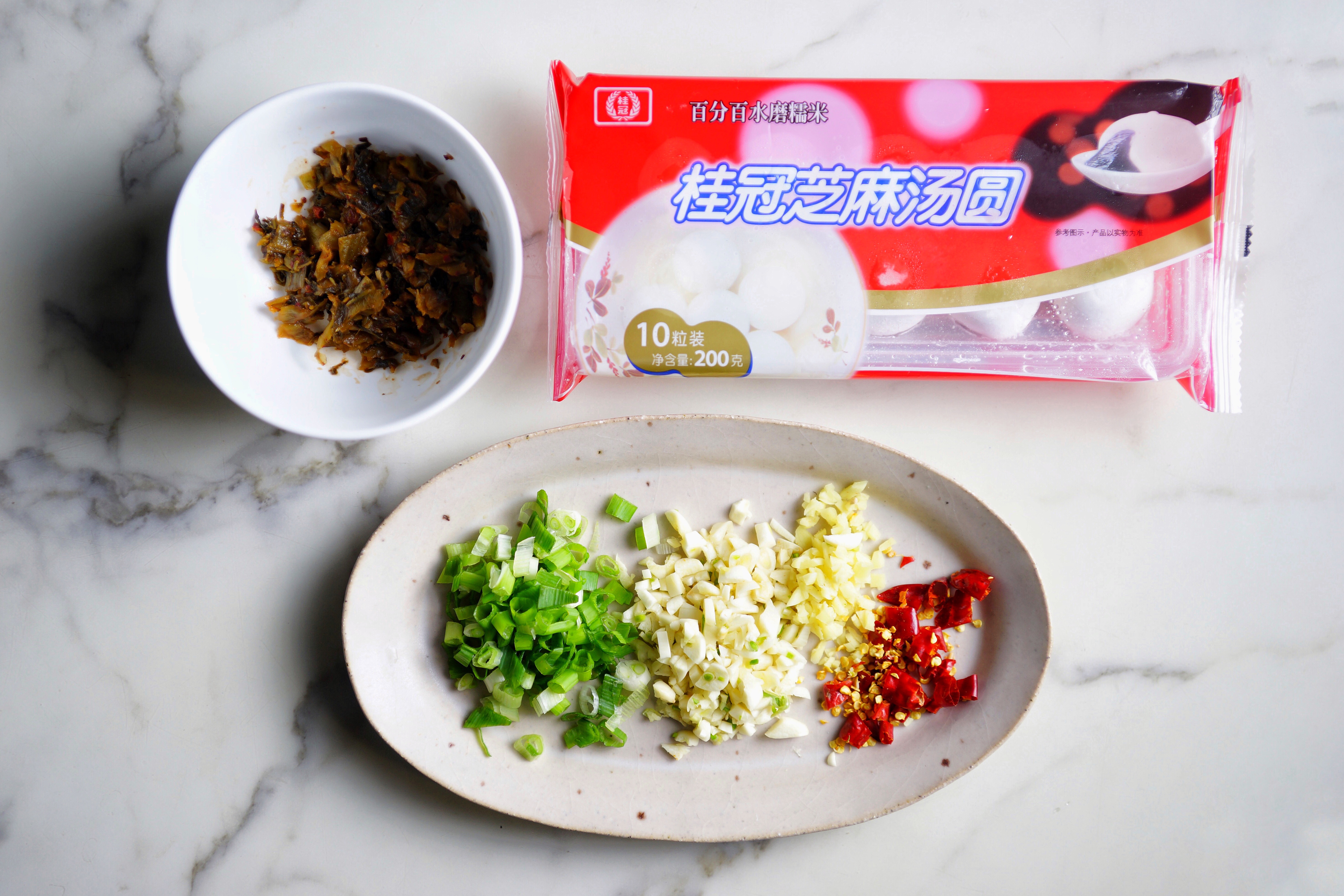 酸菜炒汤圆——桂冠芝麻汤圆食谱的做法 步骤1