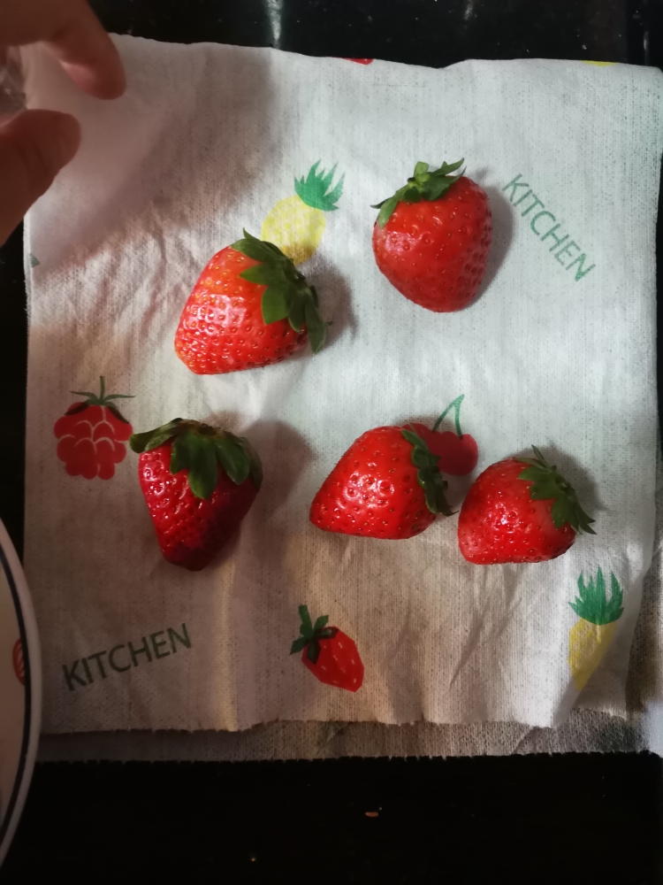 自制草莓🍓糖葫芦的做法 步骤3