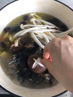 鲍鱼边菌菇乌鸡汤的做法 步骤2
