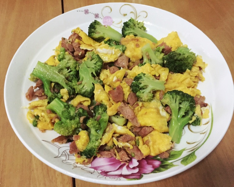 {☀快手晚餐☀}火腿肠滑蛋西兰花