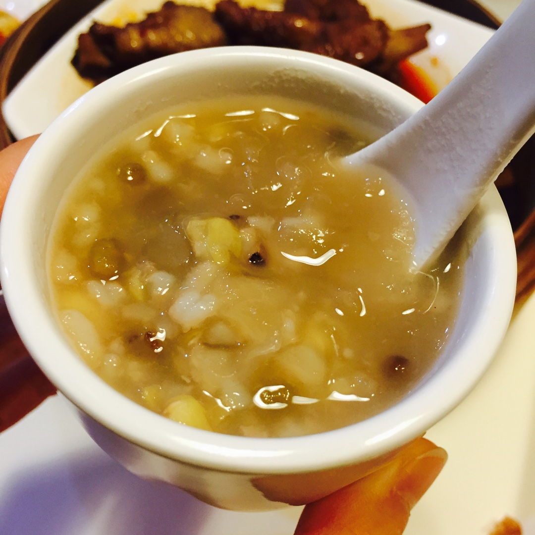 鲜莲子银耳绿豆粥