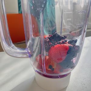 鲜榨果汁🍹草莓桑葚汁的做法 步骤2