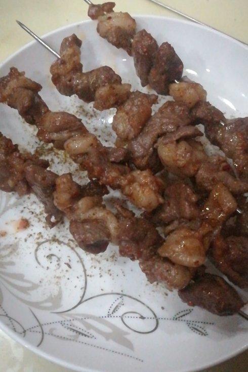 生烤羊肉串