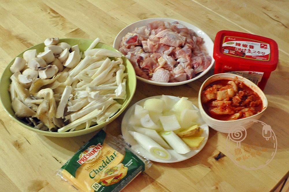 芝士辣白菜烩鸡腿杂菌的做法 步骤1