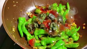 湖南人最爱的下饭菜 | 青椒炒皮蛋的做法 步骤6