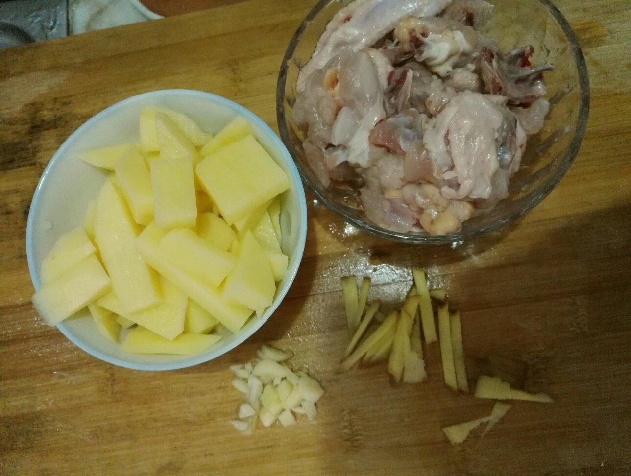 土豆焖鸡肉的做法 步骤1