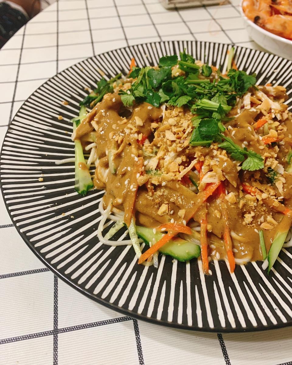 【鸡丝凉面】