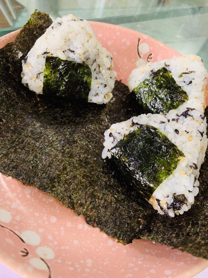 肉松三角饭团