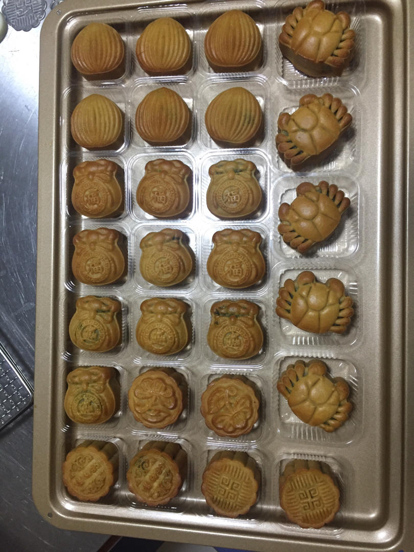 广式月饼—蛋黄芝麻月饼