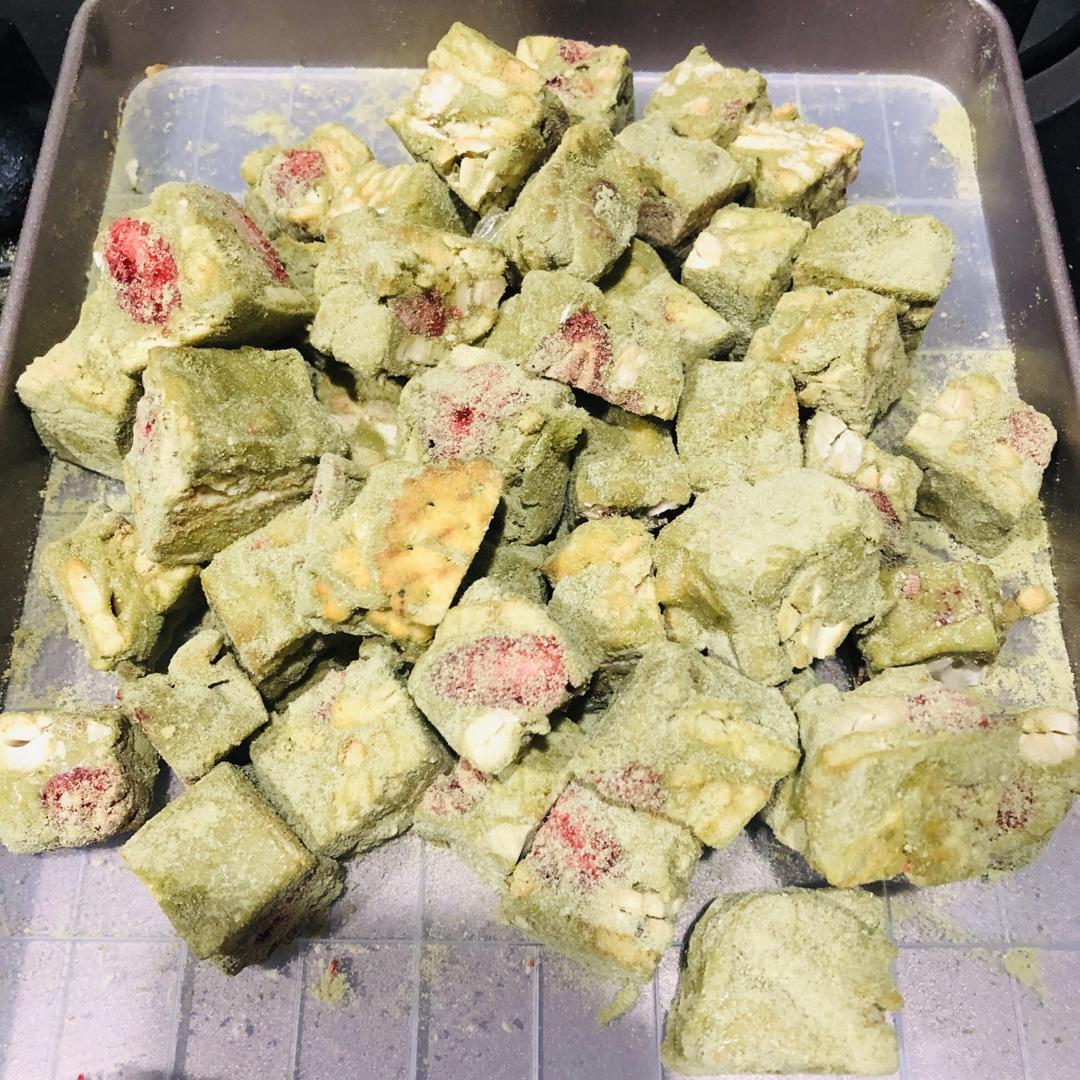 抹茶草莓雪花酥