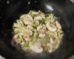 春笋蘑菇炒肉片的做法 步骤4