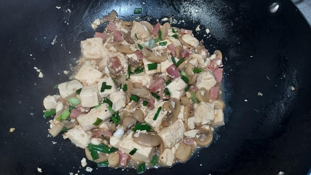 妈妈的家常菜，蘑菇烧豆腐，超下饭，比肉好吃