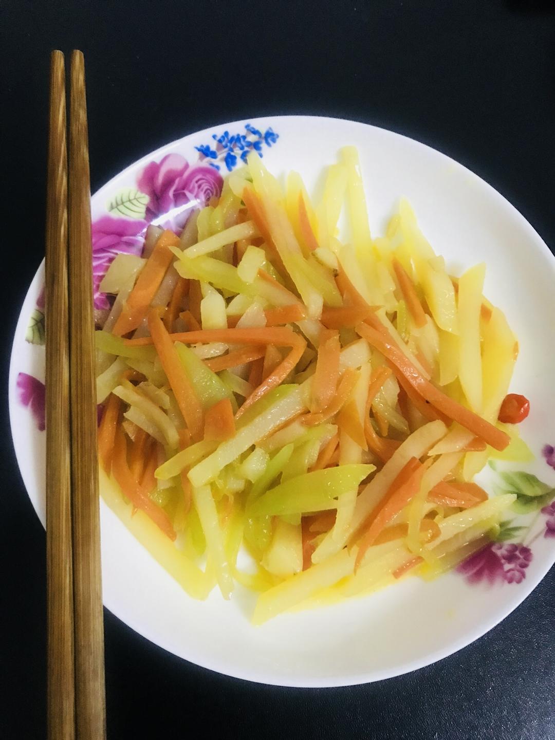 胡萝卜土豆莴笋三鲜丝的做法