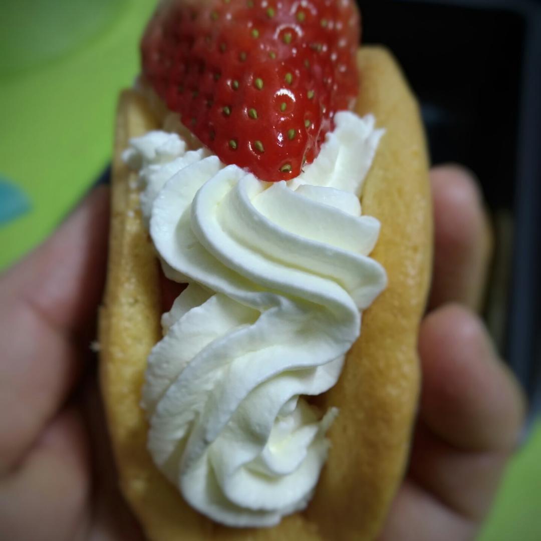 韩国最热门的甜品店Le Bread Lab的草莓蛋糕卷