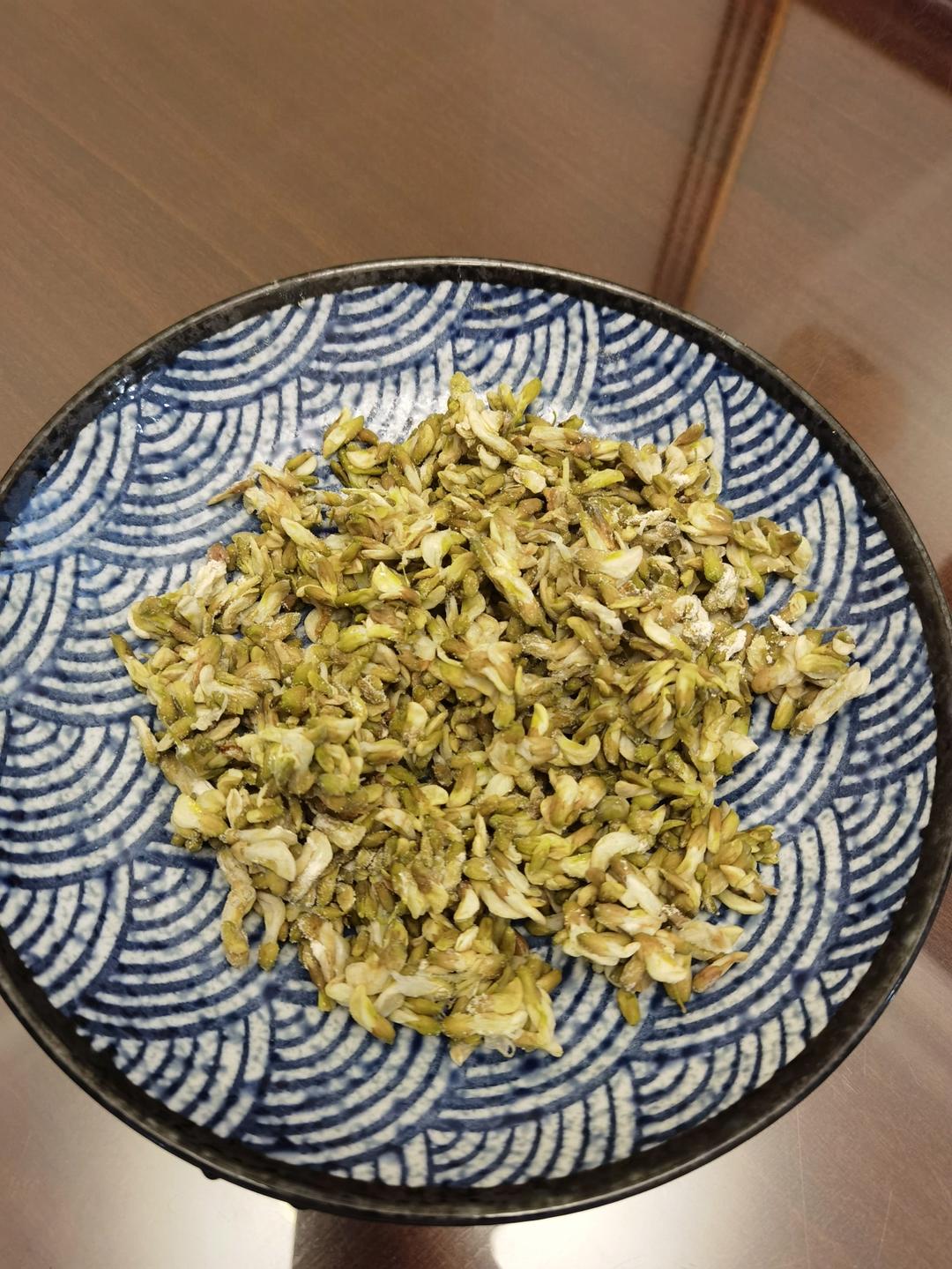 如何做一份成功的蒸槐花饭——附拌面粉的视频