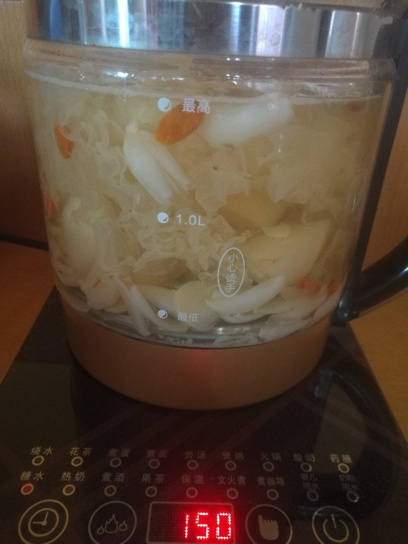 冰糖百合银耳雪梨汤