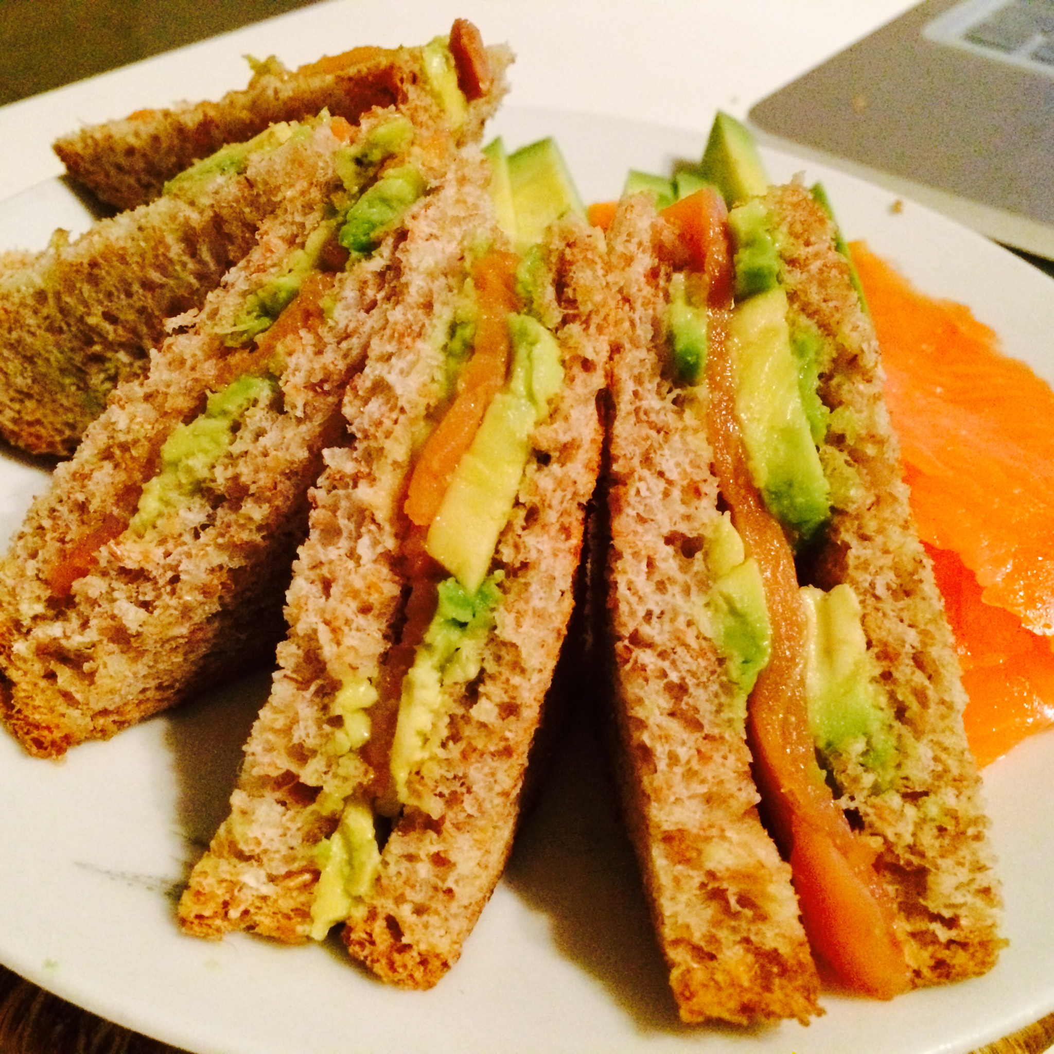 清新的三文鱼牛油果三明治