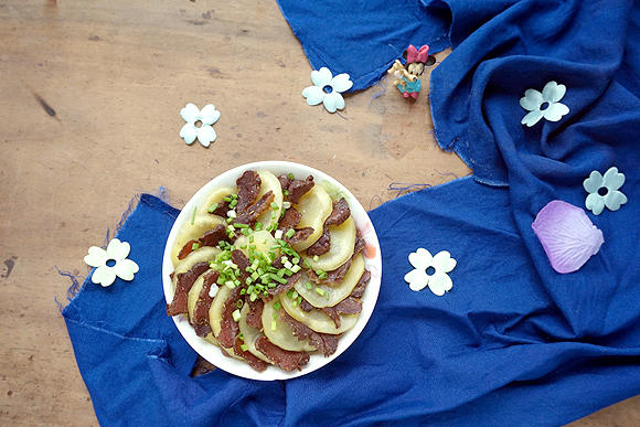 风干牦牛肉蒸土豆的做法